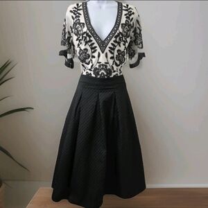 567. Harlowe & Graham Black Geometric Textured A-Line Skirt